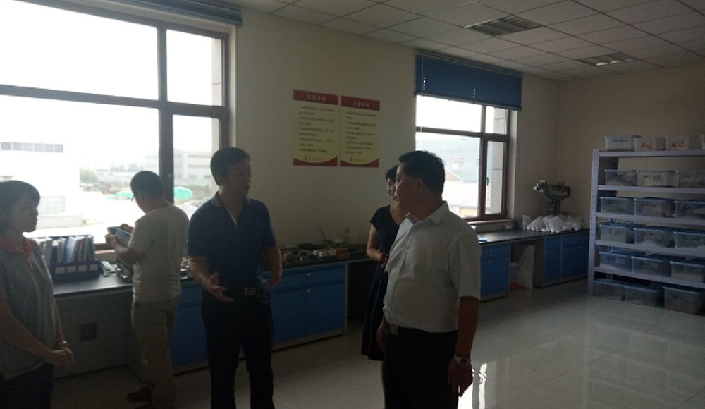 山東金美爾機(jī)電科技有限公司盧西俊總經(jīng)理參觀尊龍質(zhì)控部